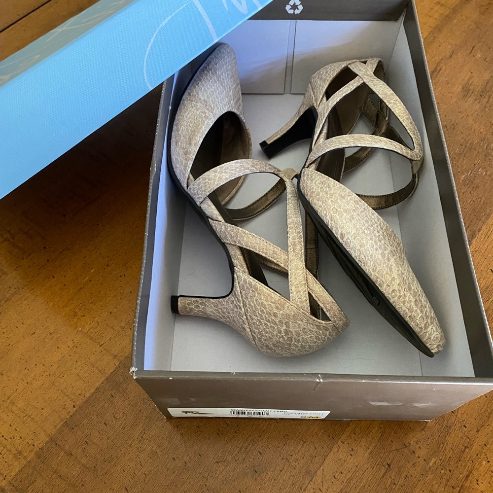 Life Stride seamless champagne pump